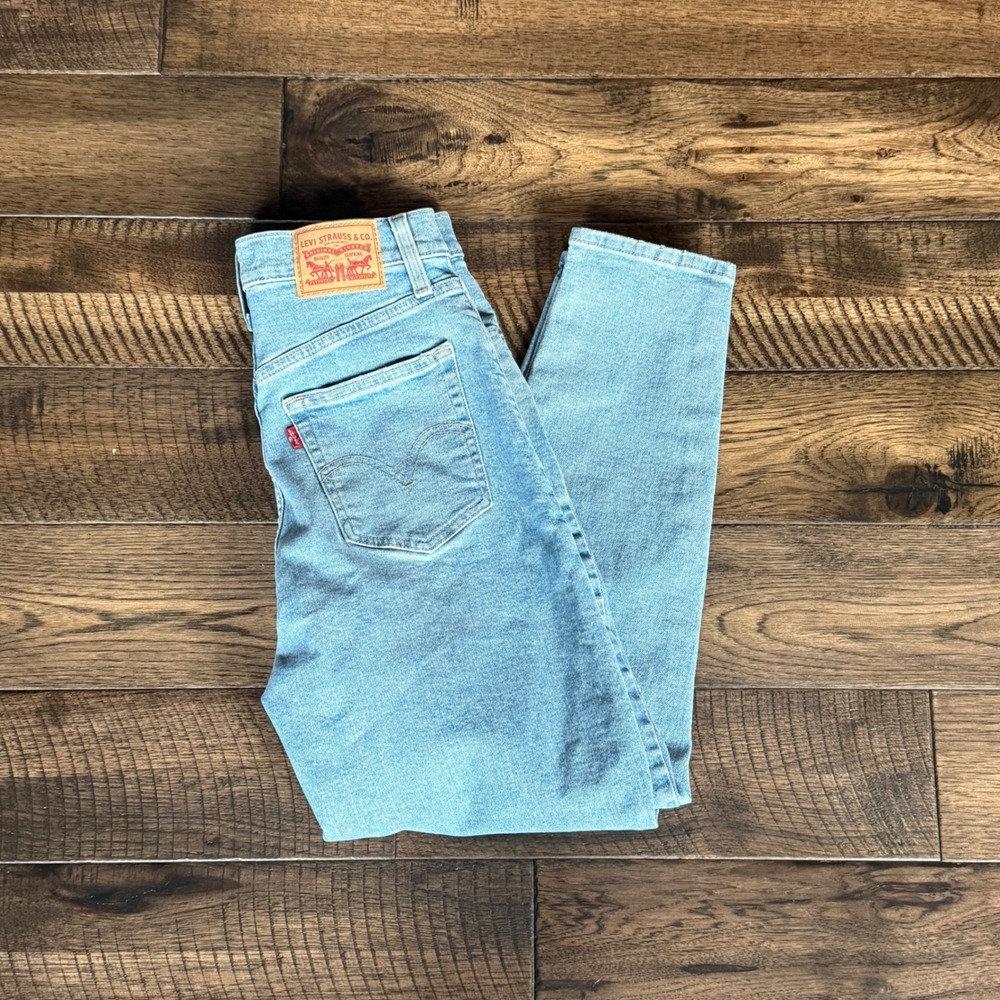 Levis High Waisted Mom Jeans Light Wash Blue Tapered Denim Womens 26